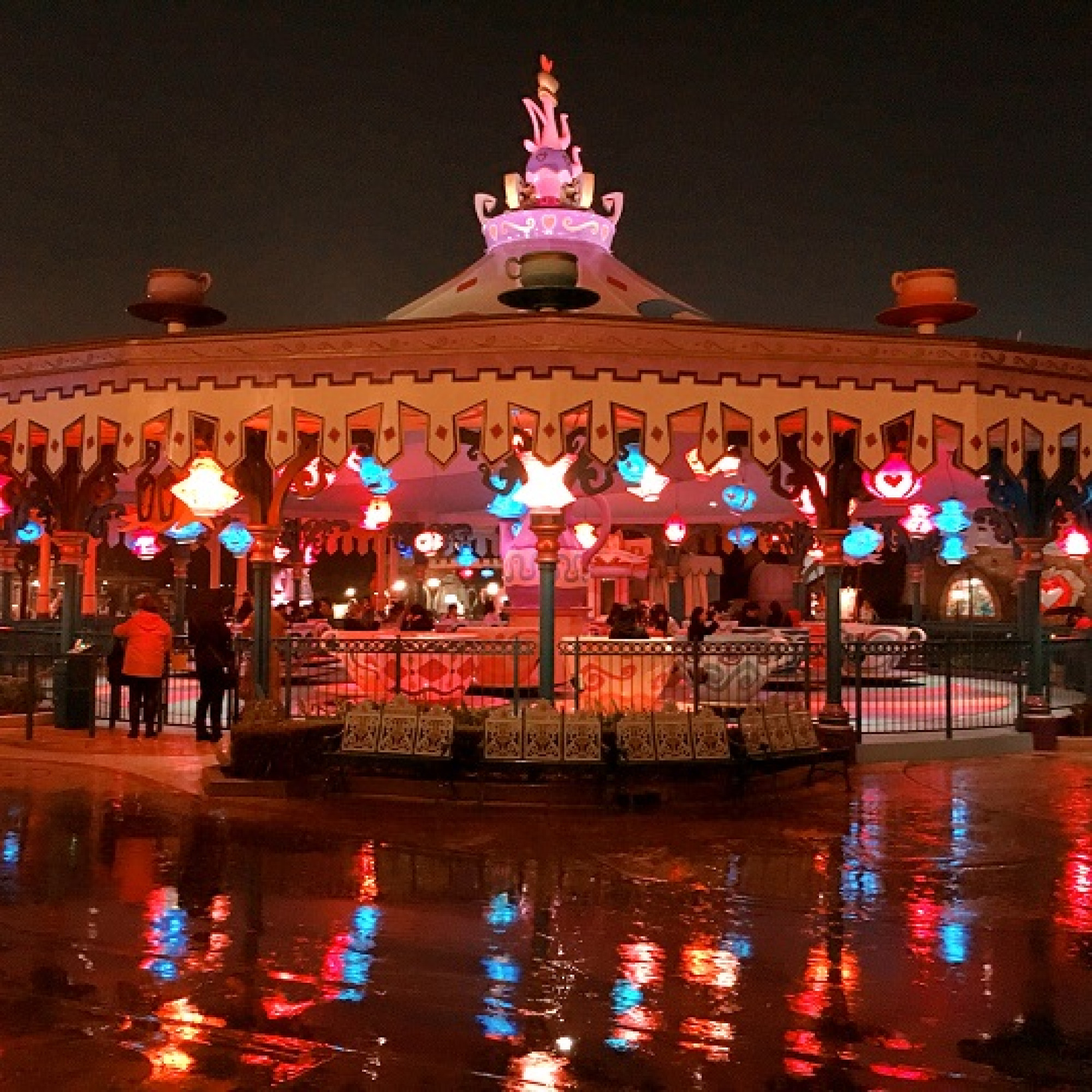 雨の夜はキラキラ キャステル Castel ディズニー情報