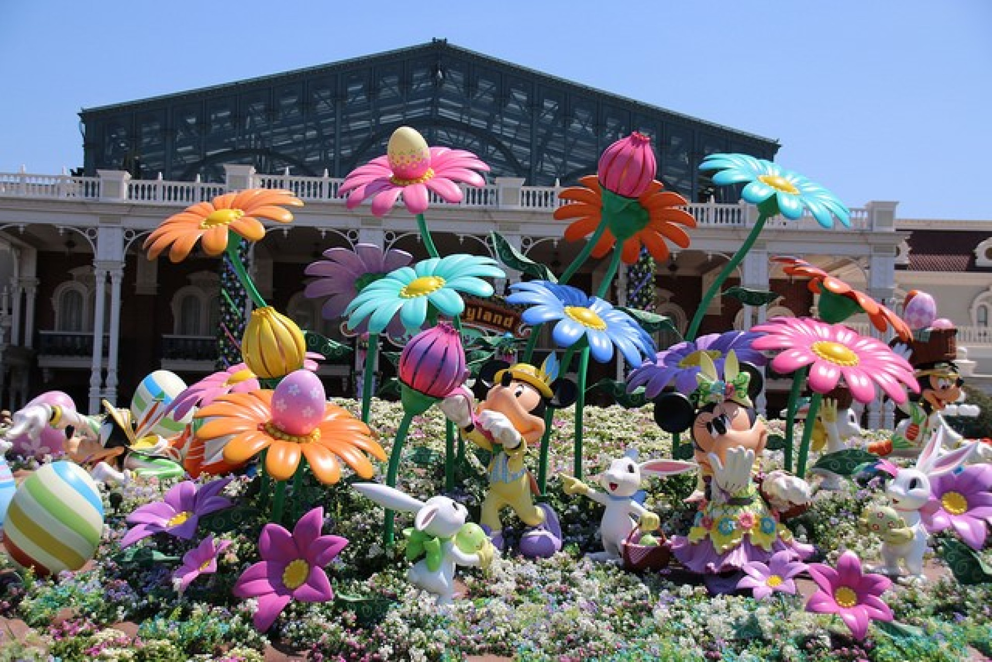 エントランスのモニュメント 15 キャステル Castel ディズニー情報