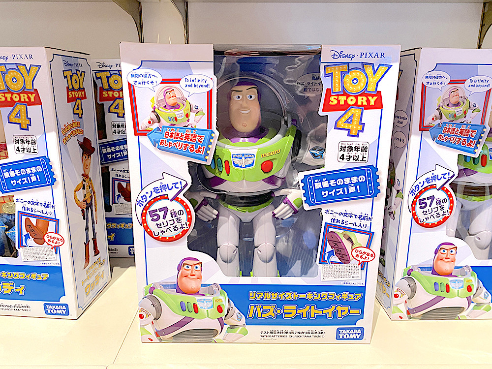 バズ ライトイヤーの等身大おもちゃ キャステル Castel ディズニー情報