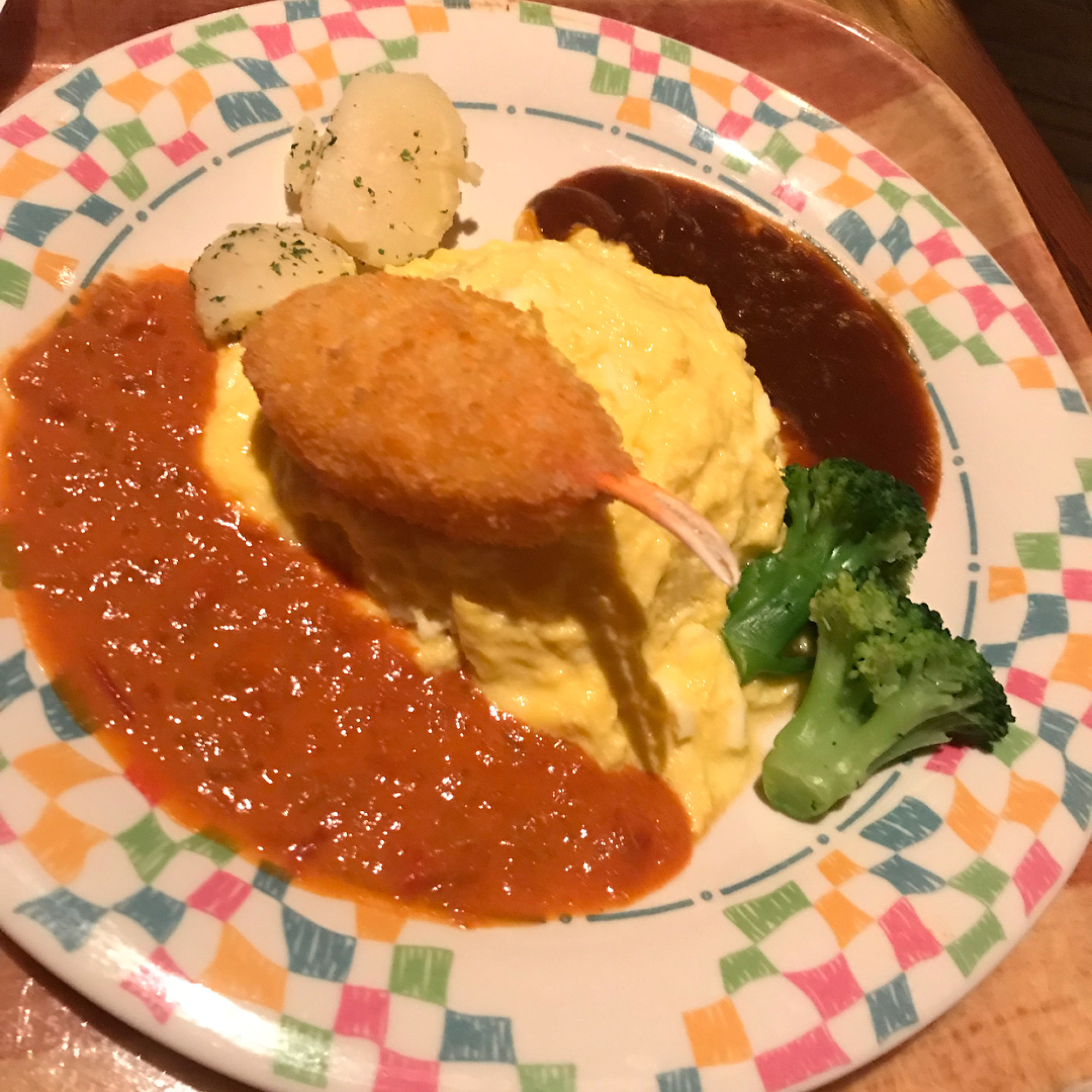 オムライスには２種類のソースがかかっている キャステル Castel ディズニー情報