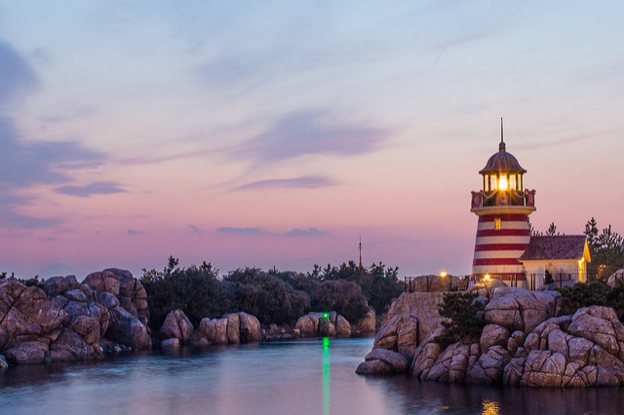 黄昏時も美しいケープコッドの灯台 キャステル Castel ディズニー情報