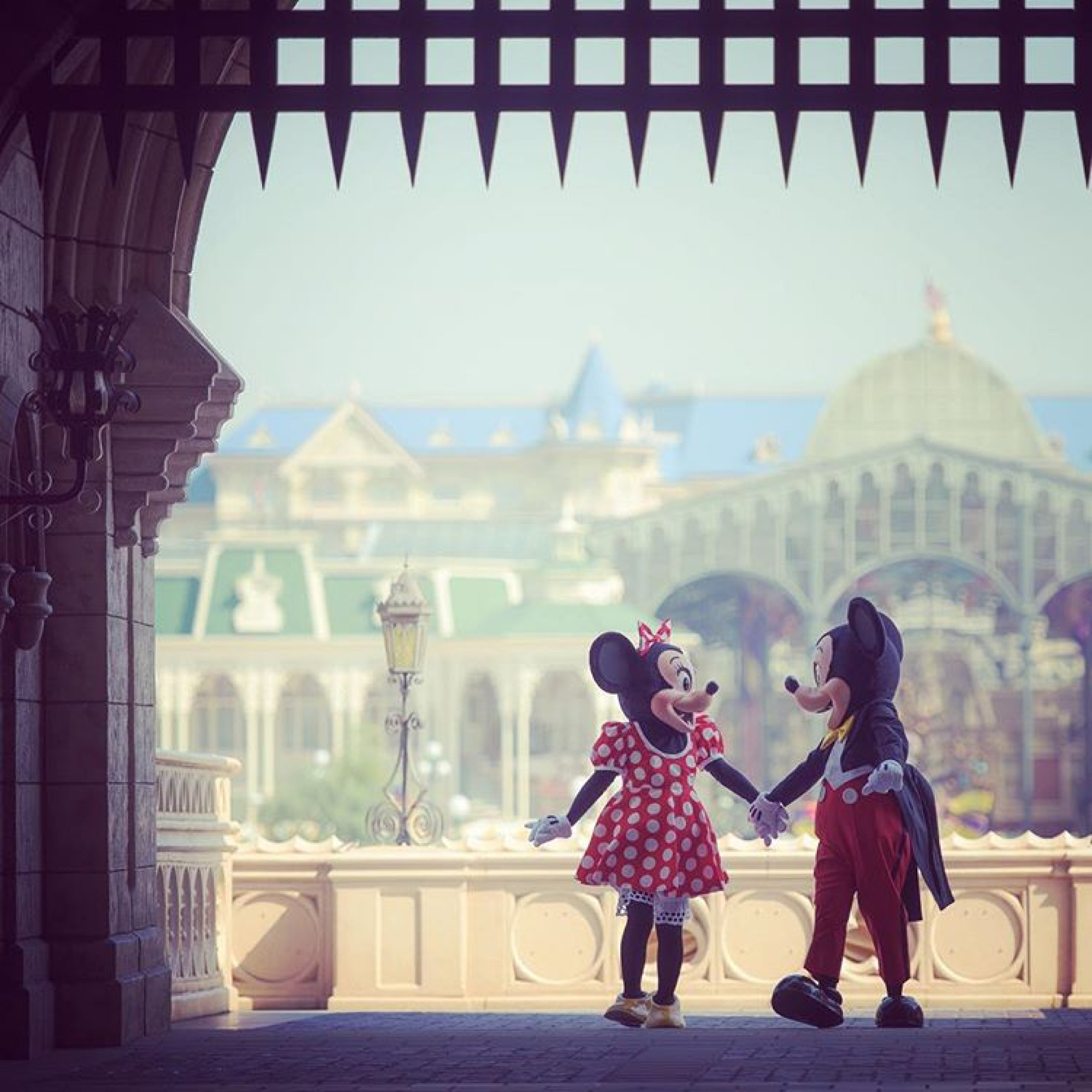 ディズニーランド シンデレラ城を歩くミニーとミッキー キャステル Castel ディズニー情報