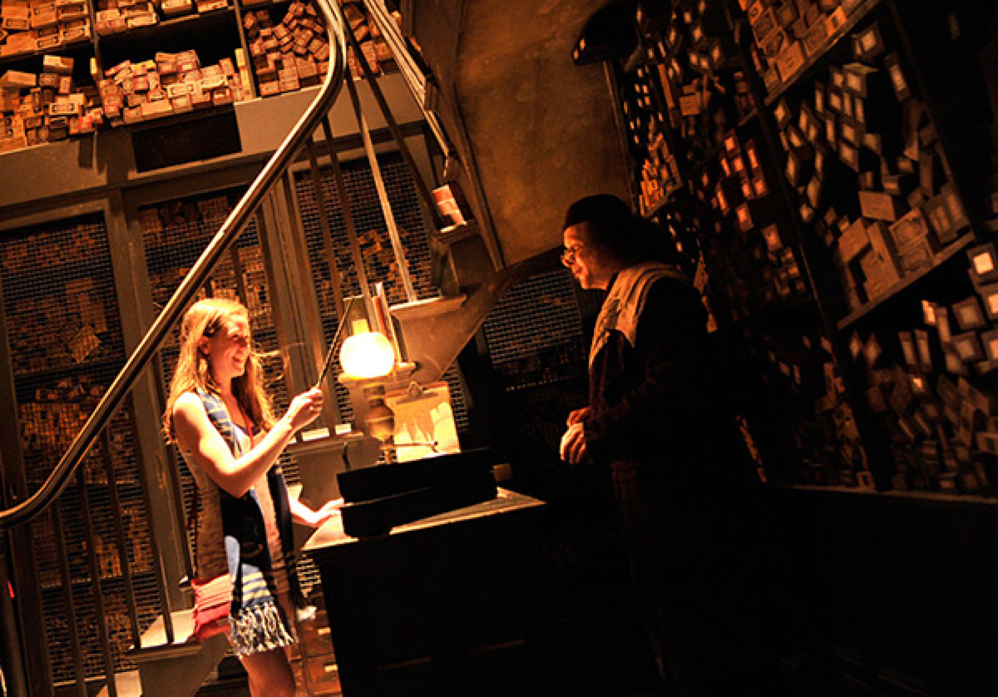 杖が魔法使いを選ぶ 様子を体験できるオリバンダーの店のイメージ キャステル Castel ディズニー情報
