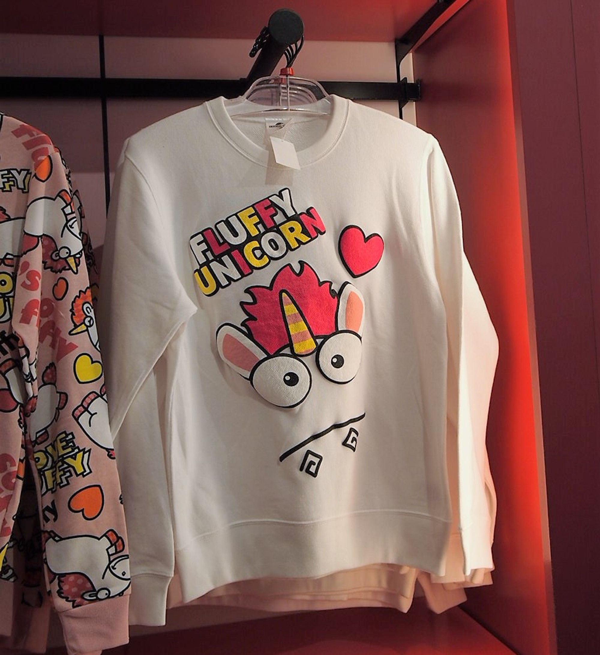 フラッフィの顔が印象的なトレーナー キャステル Castel ディズニー情報