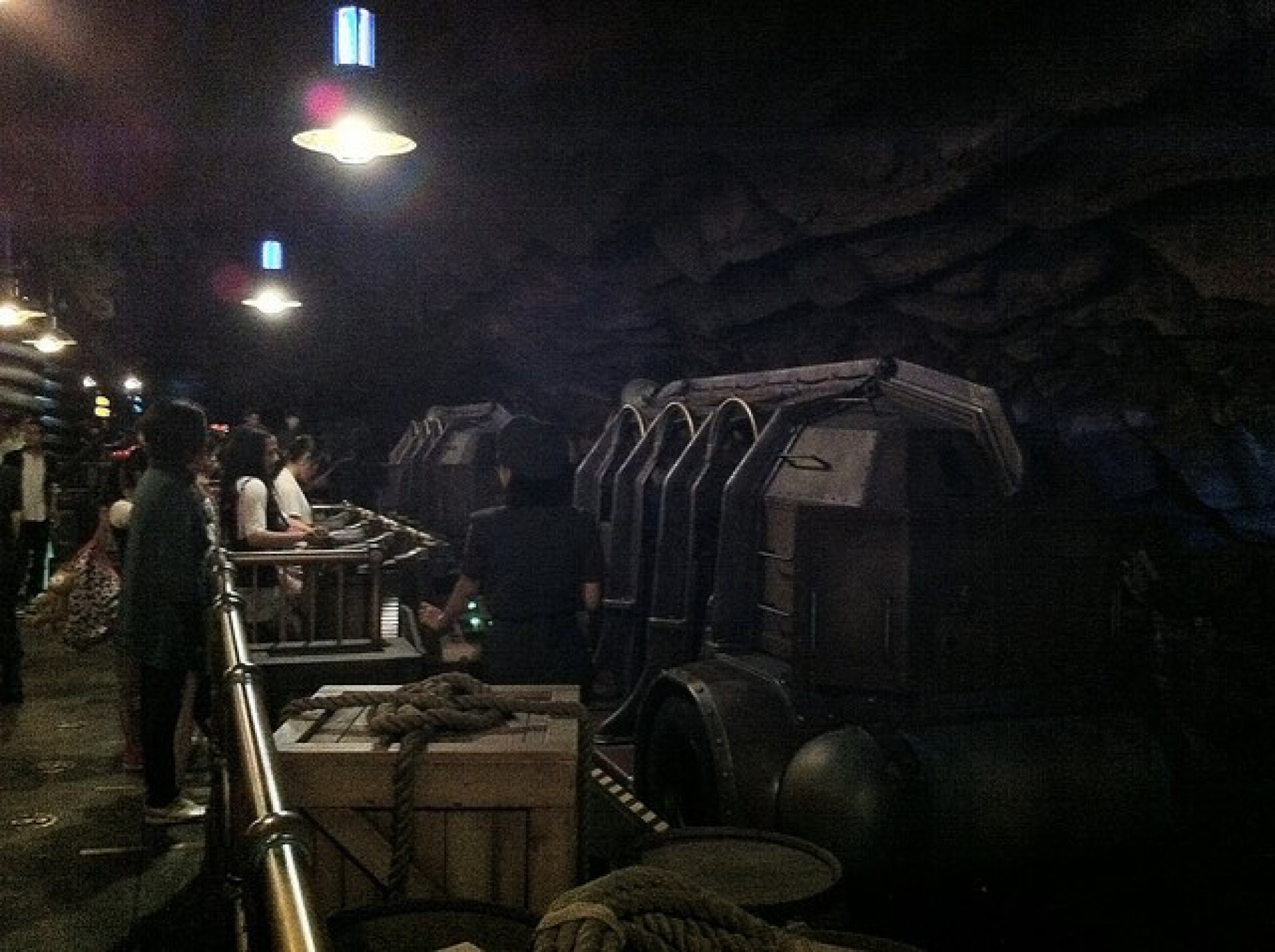 地底走行車 キャステル Castel ディズニー情報 地底走行車 キャステル Castel ディズニー情報