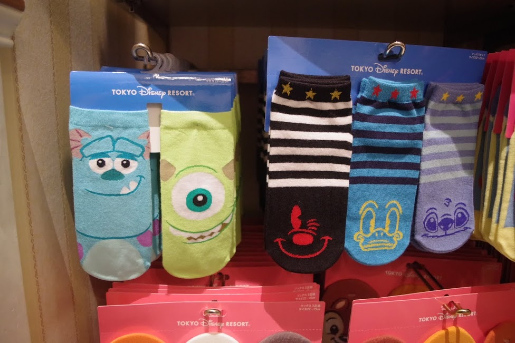 左側 モンスターズインクのくるぶしソックス キャステル Castel ディズニー情報