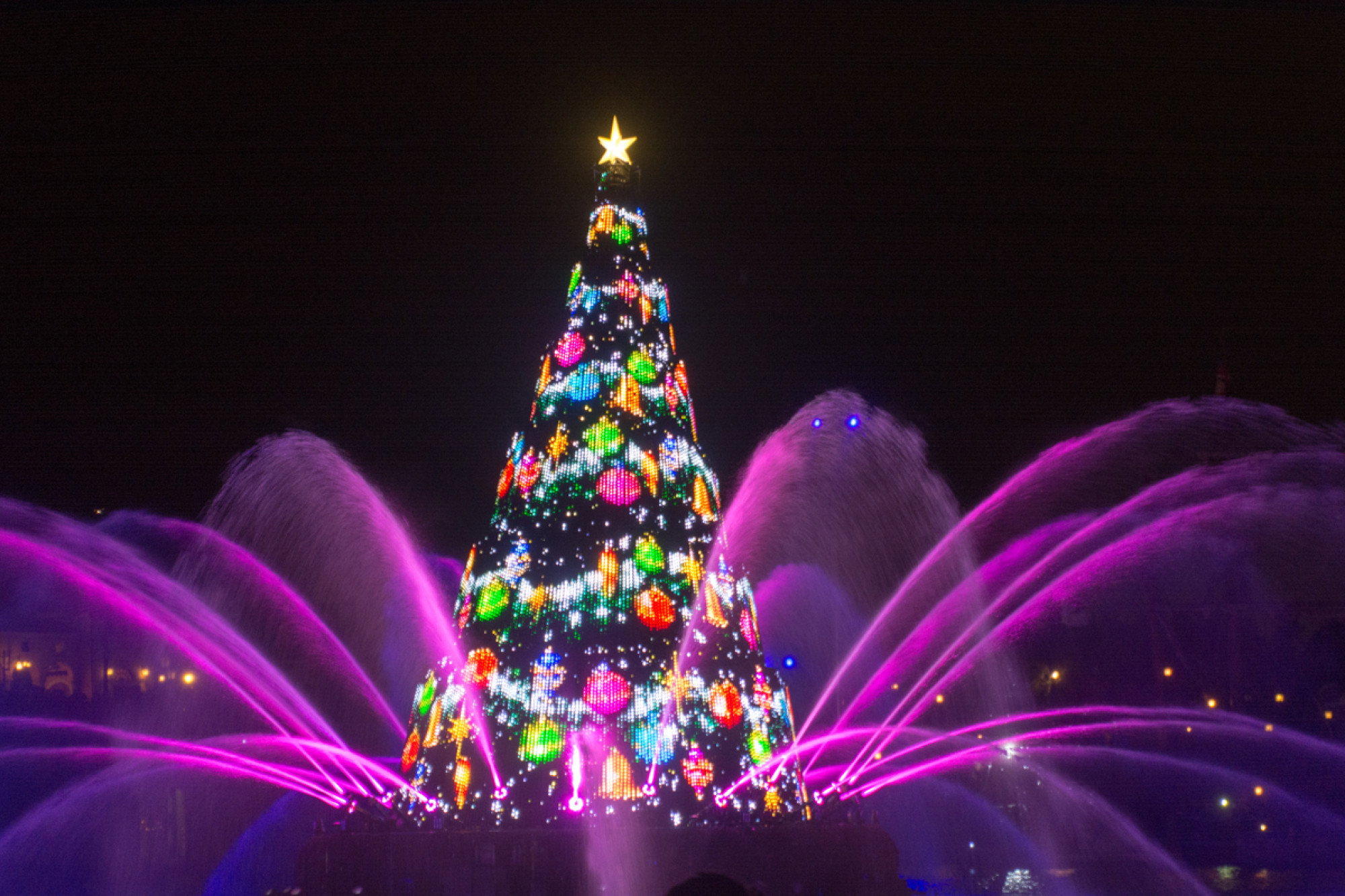 カラー オブ クリスマス の巨大クリスマスツリー キャステル Castel ディズニー情報