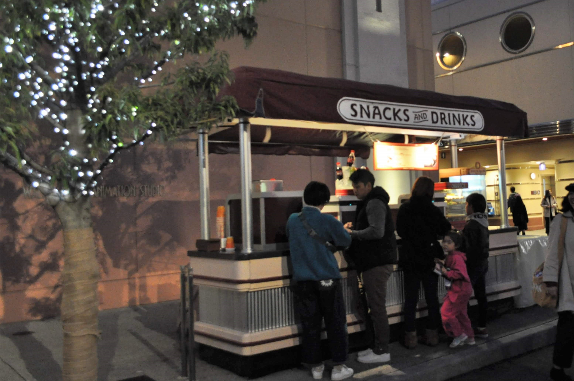 アニメセレブレーション前 ハリウッド大通り側 のフードカート キャステル Castel ディズニー情報