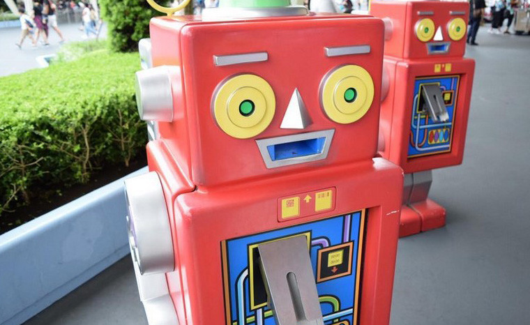 バズ ライトイヤーのアストロブラスター ファストパス発券機 キャステル Castel ディズニー情報