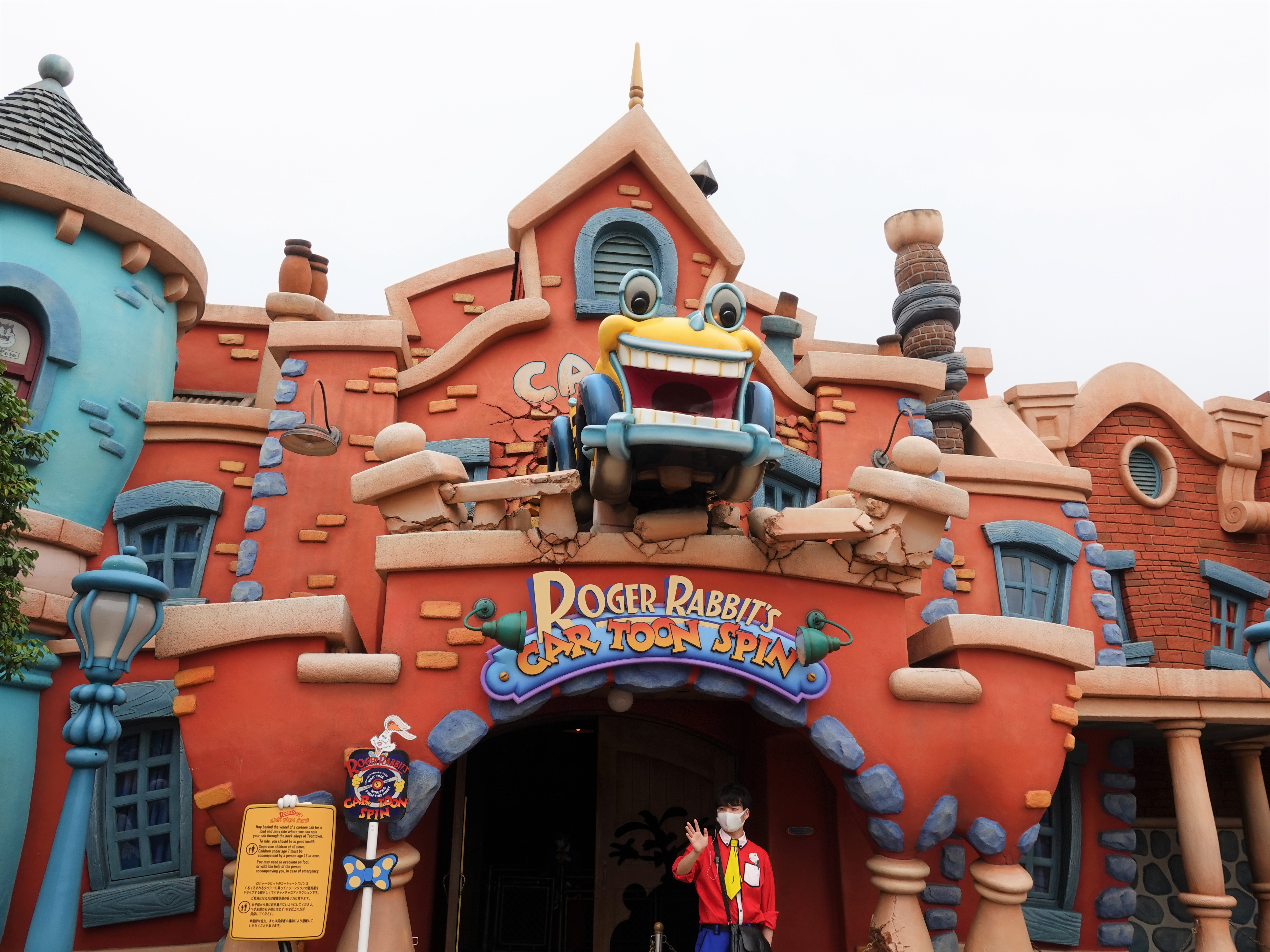 赤い建物の中が目印です キャステル Castel ディズニー情報