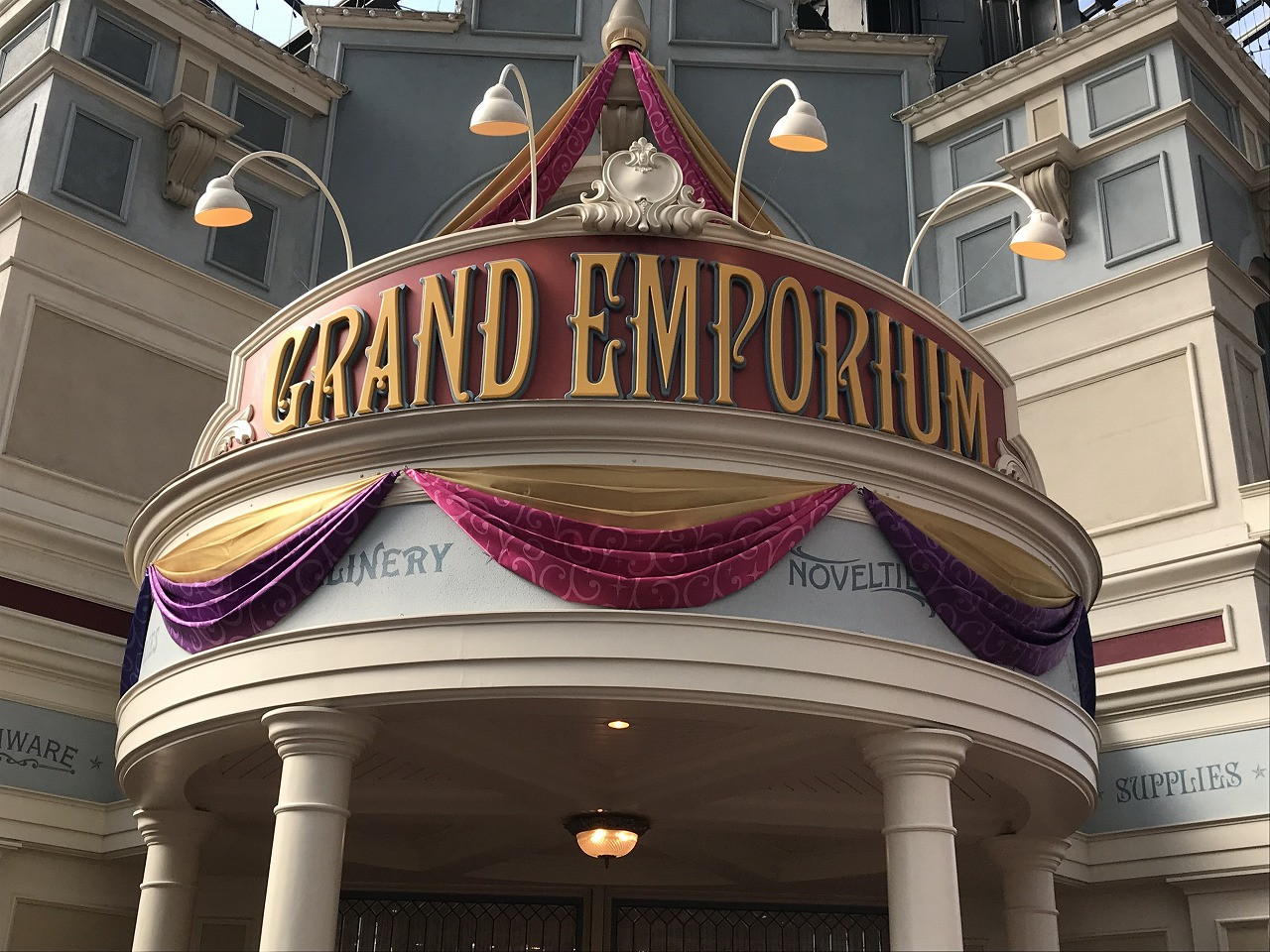 グランドエンポーリアム正面入り口 キャステル Castel ディズニー情報