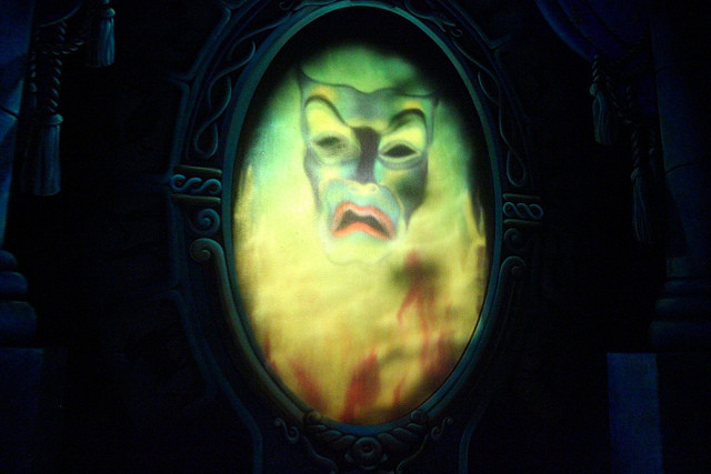 魔女の嫉妬の原因となる魔法の鏡 キャステル Castel ディズニー情報
