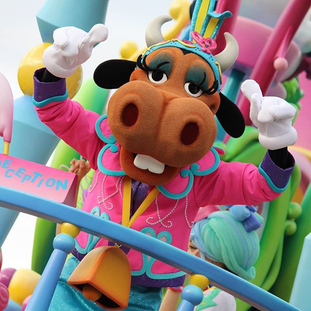 パレードに登場したクララベル カウ キャステル Castel ディズニー情報