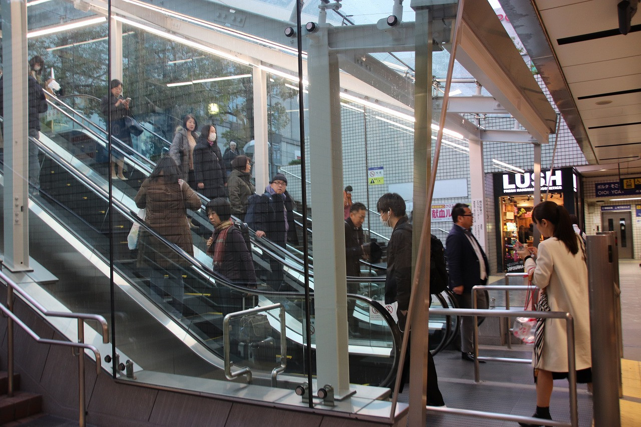 横浜駅のエスカレーター キャステル Castel ディズニー情報