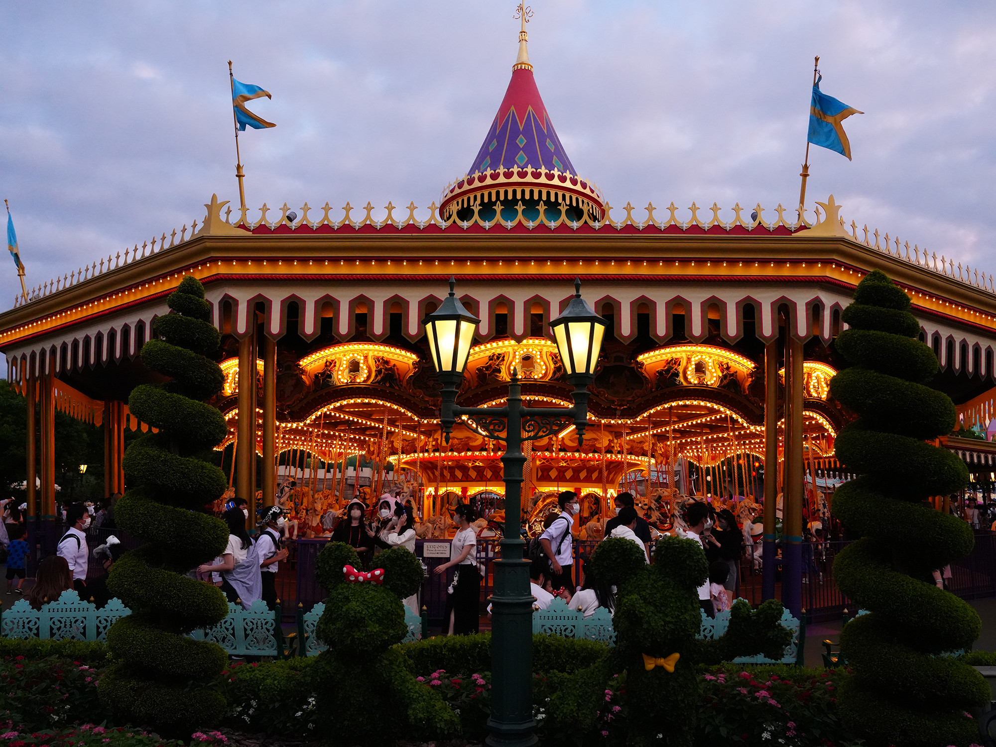 夢の国にふさわしい憧れのメリーゴーランド キャステル Castel ディズニー情報 夢の国にふさわしい憧れのメリーゴーランド キャステル Castel ディズニー情報