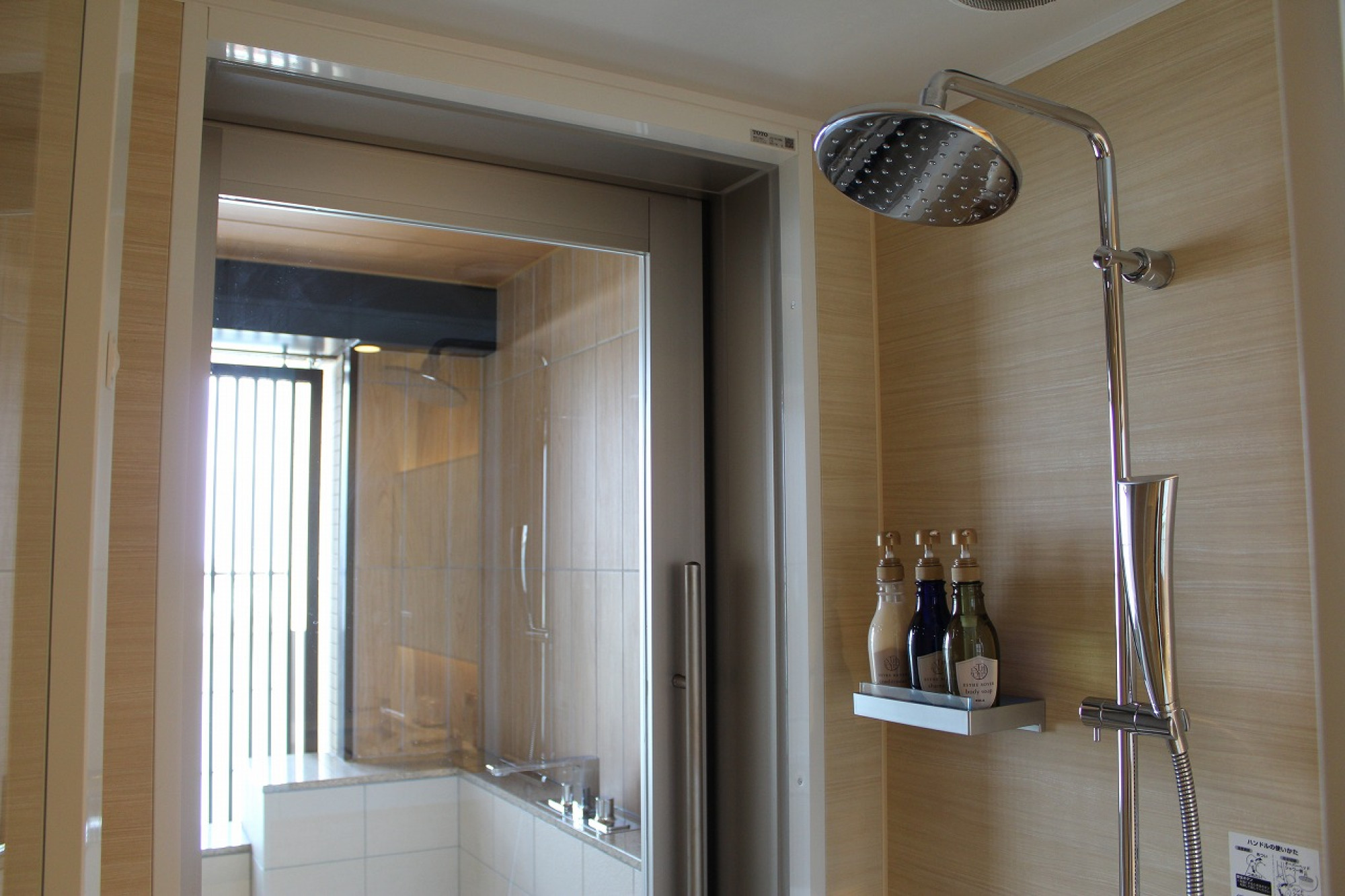 シャワールームの奥に露天風呂があります キャステル Castel ディズニー情報