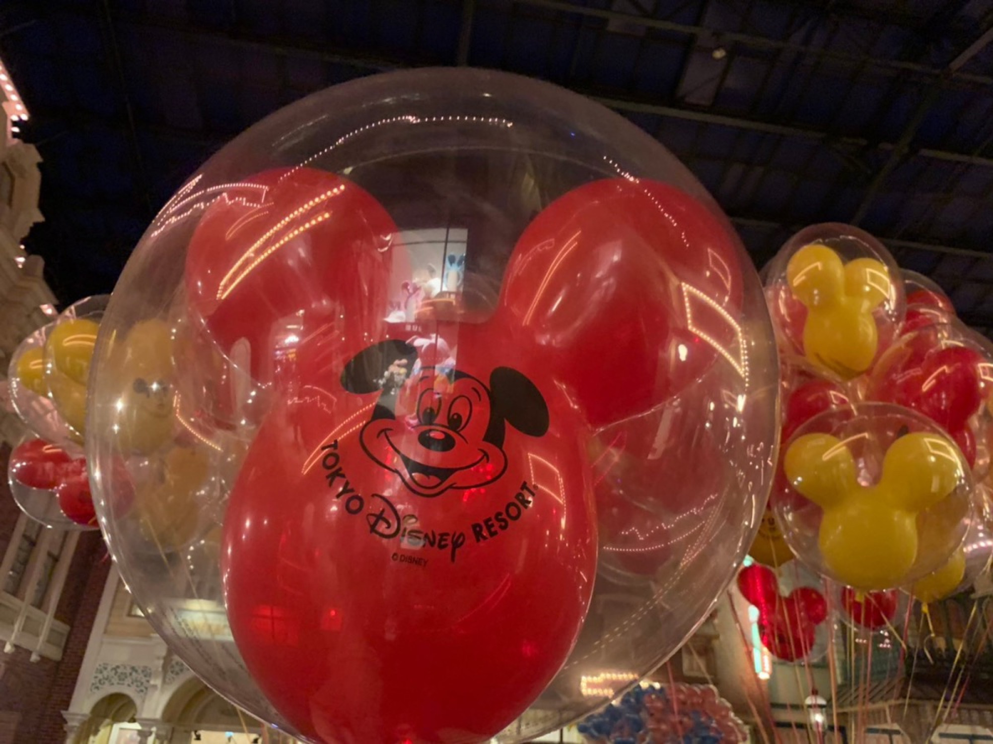 夜のミッキー風船 キャステル Castel ディズニー情報 夜のミッキー風船 キャステル Castel ディズニー情報
