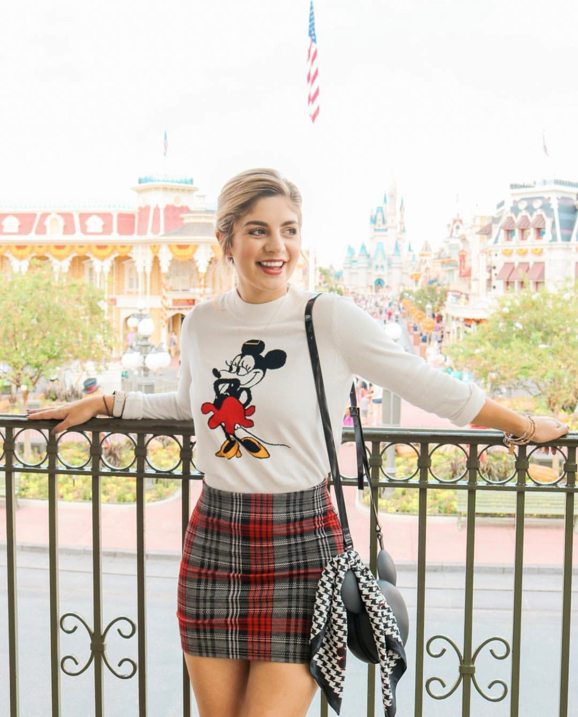 ディズニートップス タイトスカートコーデ キャステル Castel ディズニー情報