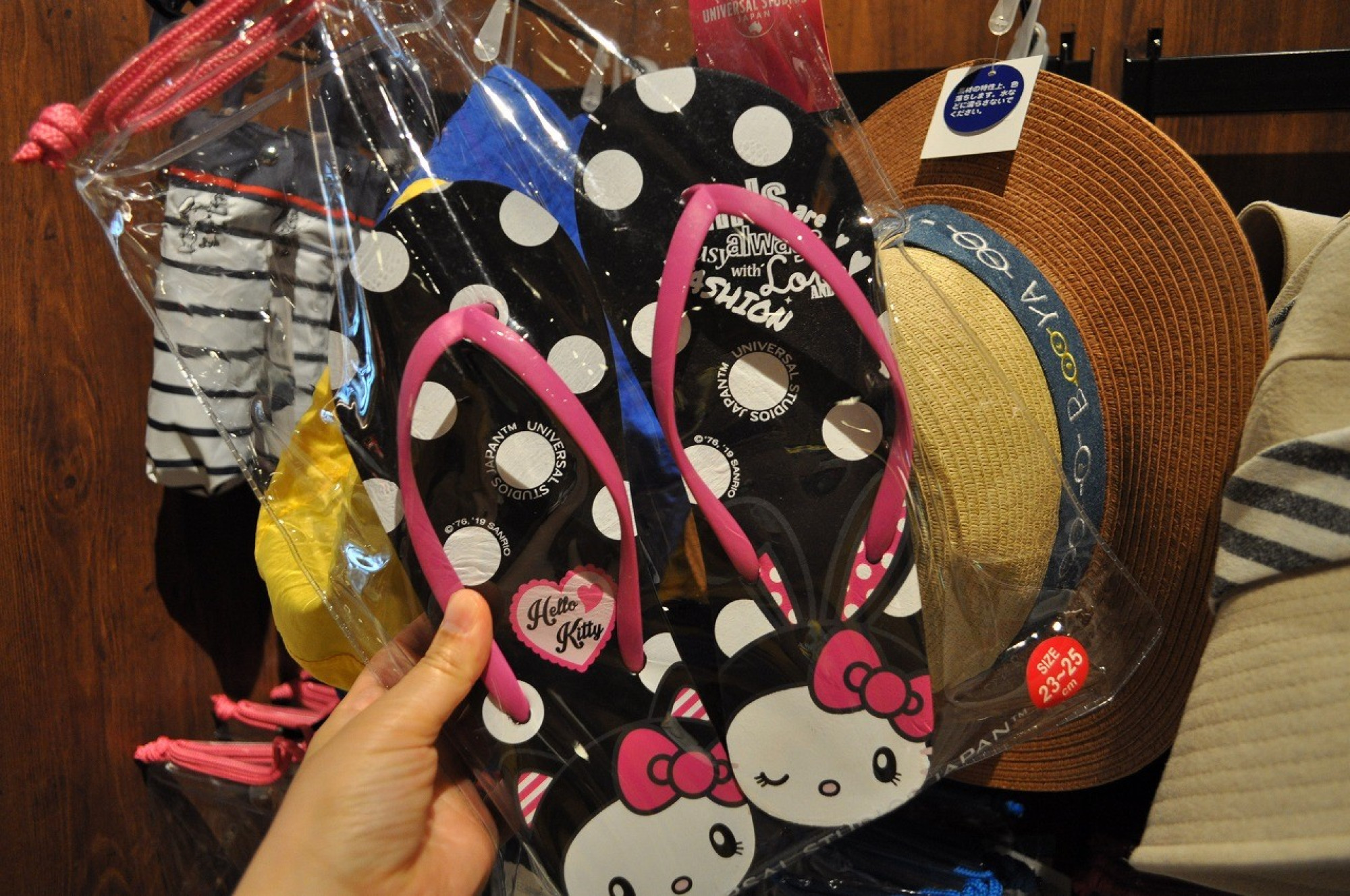 ハローキティサンダル キャステル Castel ディズニー情報