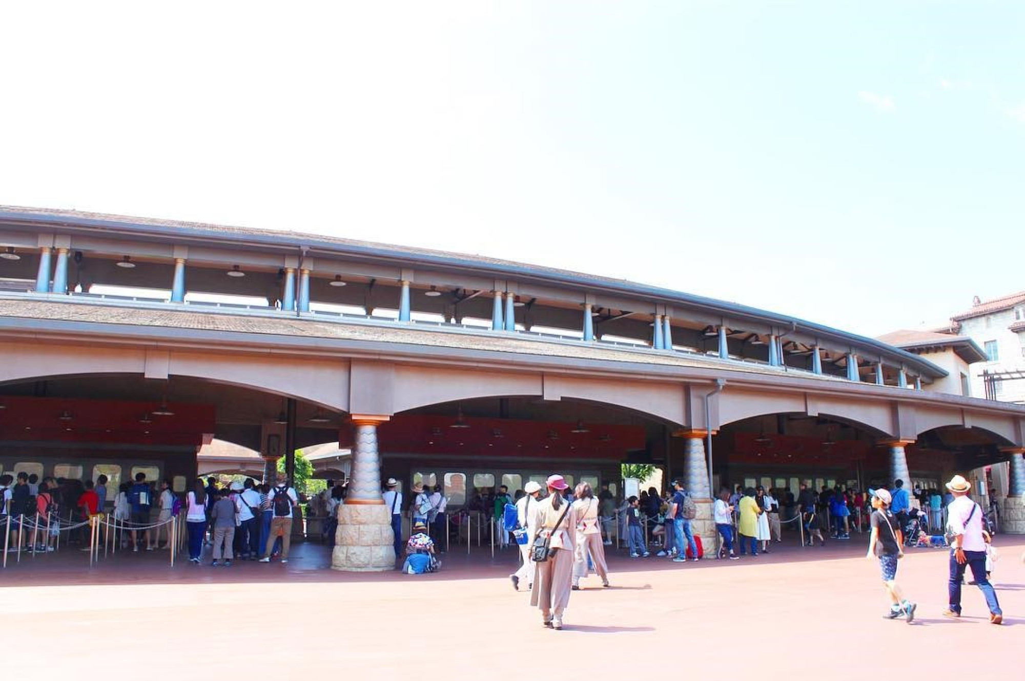 ディズニーシーのエントランス周辺 キャステル Castel ディズニー情報