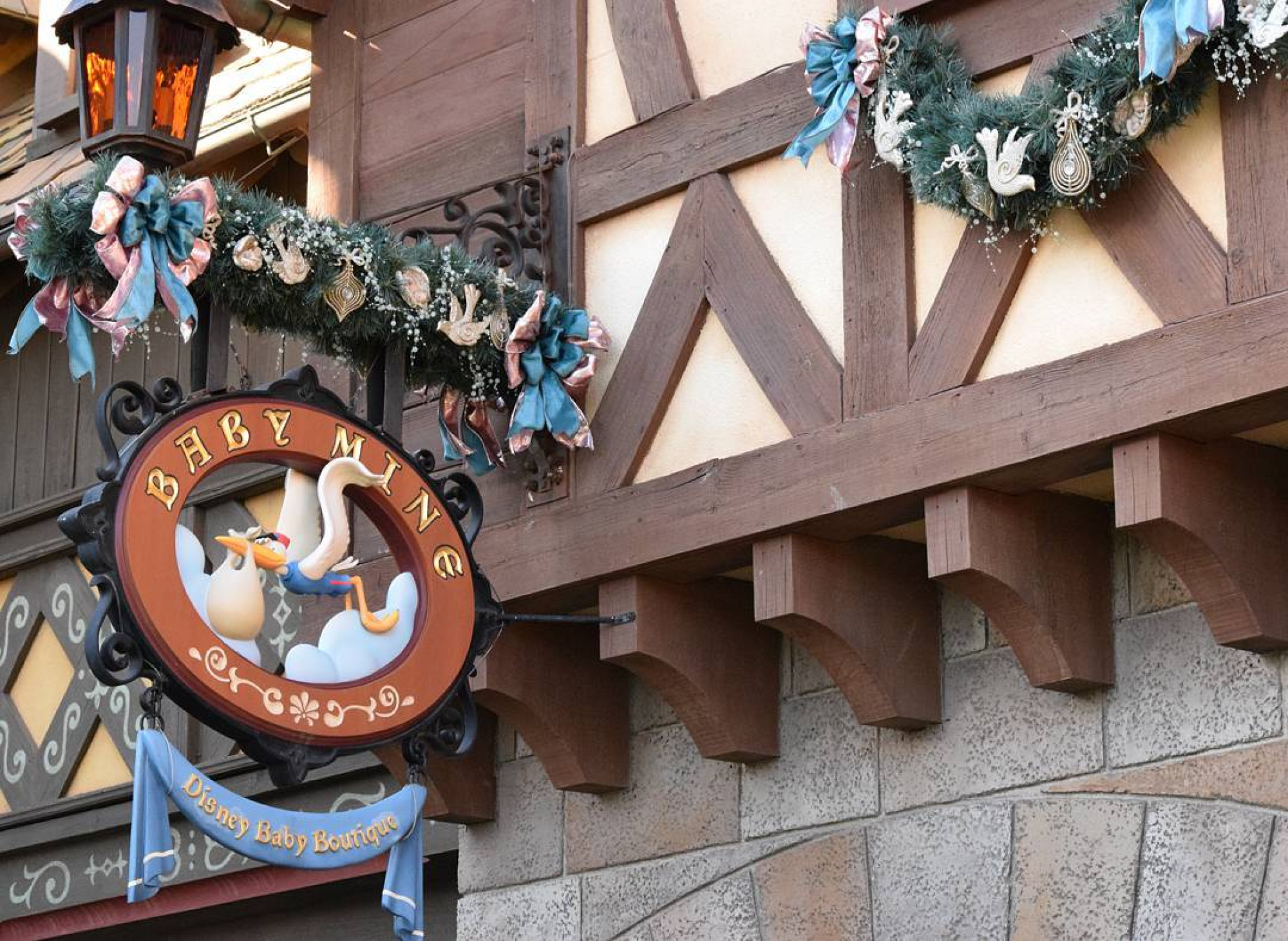 コウノトリの看板がめじるし キャステル Castel ディズニー情報 コウノトリの看板がめじるし キャステル Castel ディズニー情報