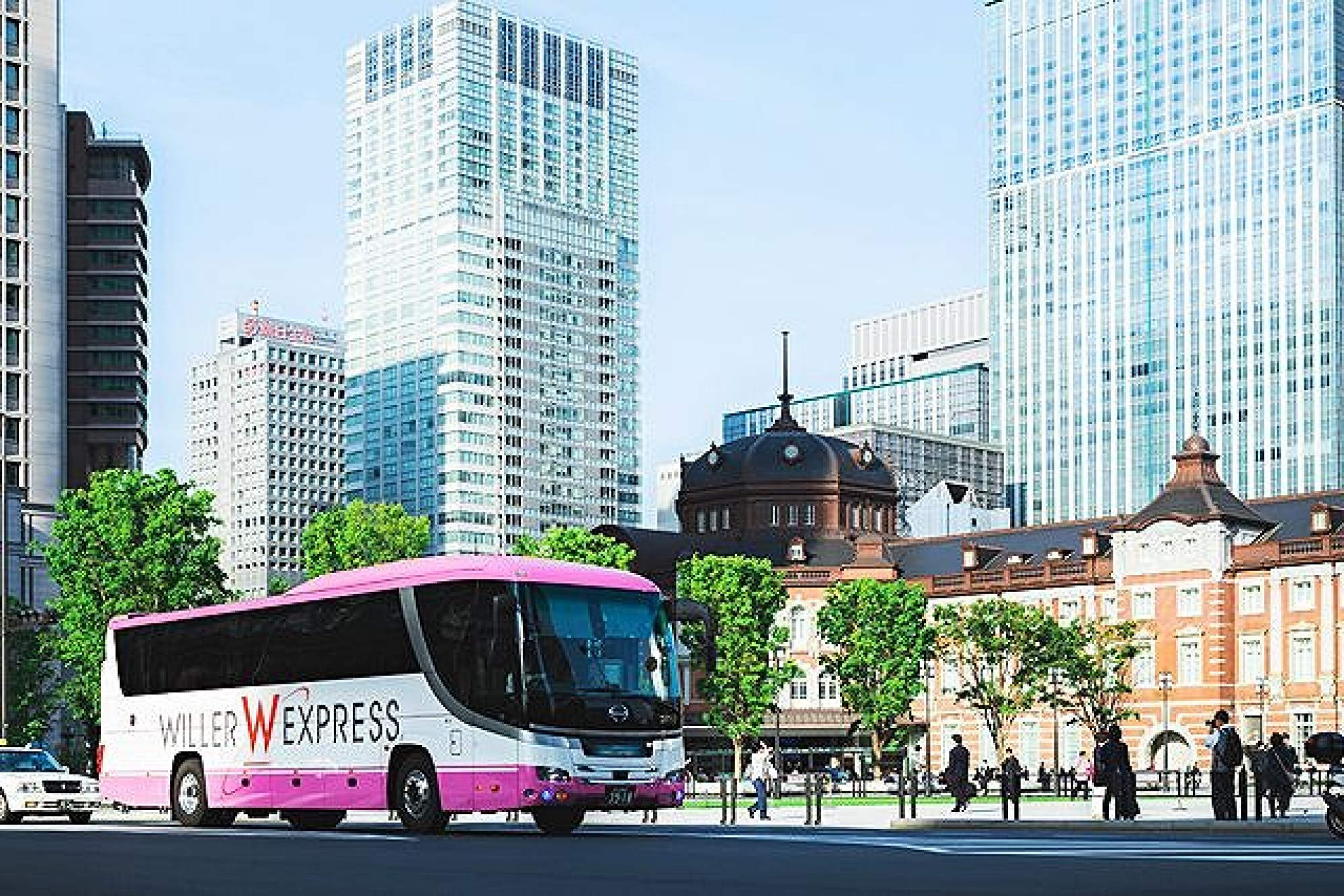 ウィラートラベルのバスはピンクのラインが入ったデザインが目印 キャステル Castel ディズニー情報