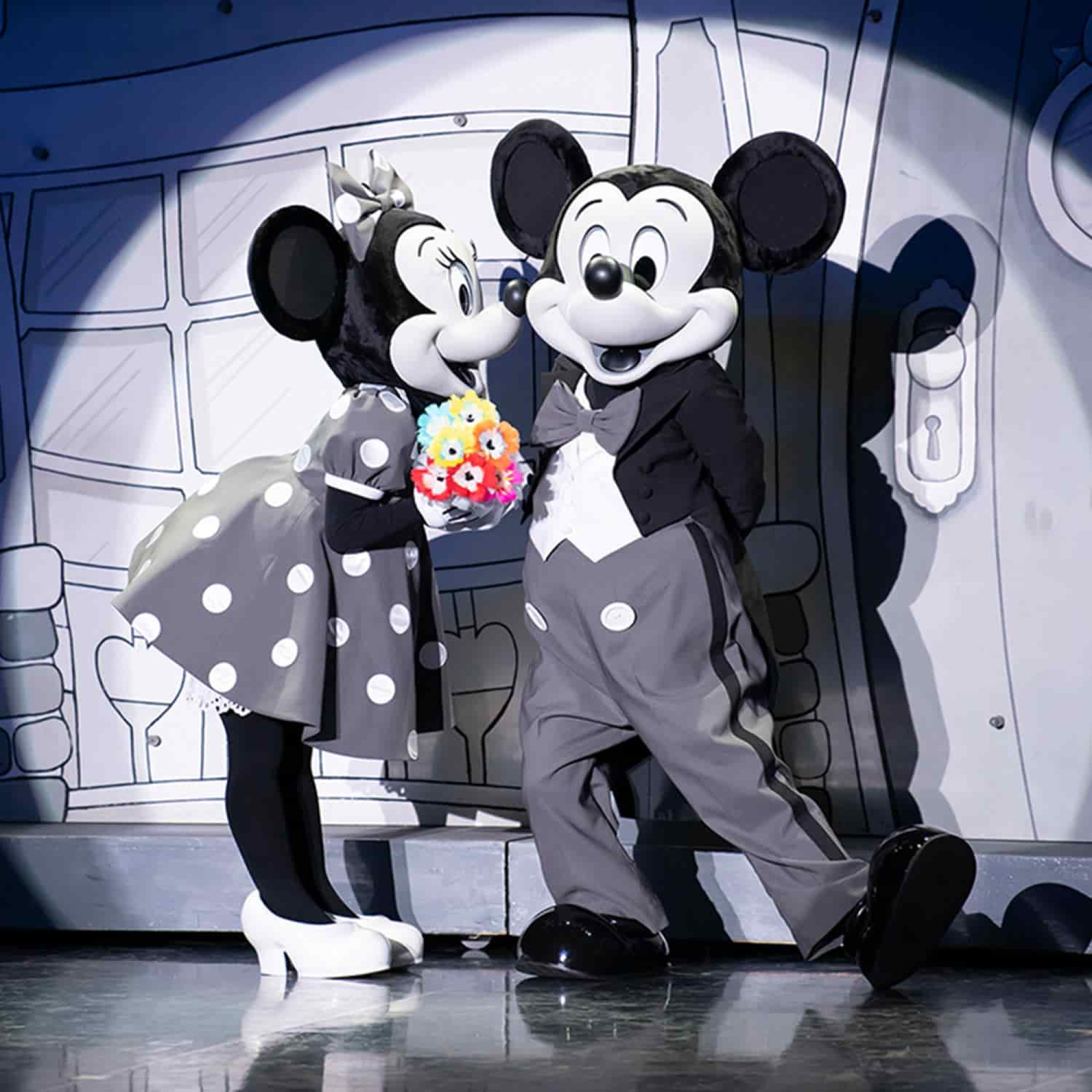 モノクロのミッキーがミニーに花束を渡すシーン キャステル Castel ディズニー情報