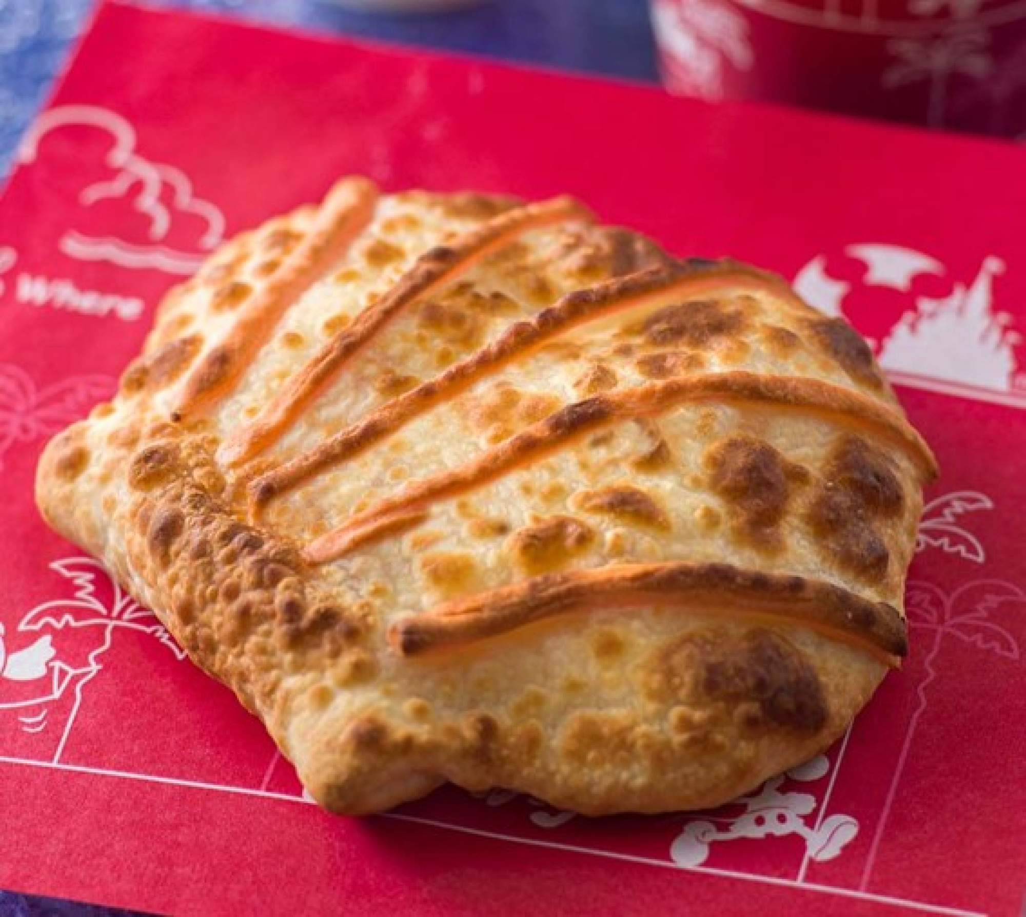 シーフードクリームのカルツォーネ キャステル Castel ディズニー情報