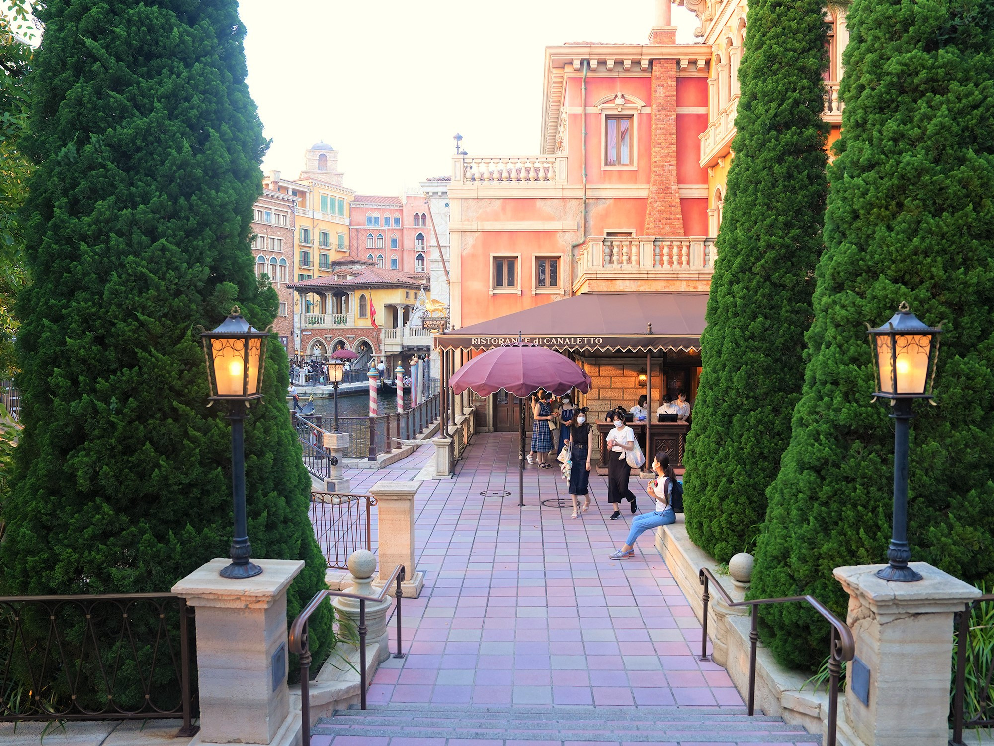 外観もおしゃれなレストラン キャステル Castel ディズニー情報