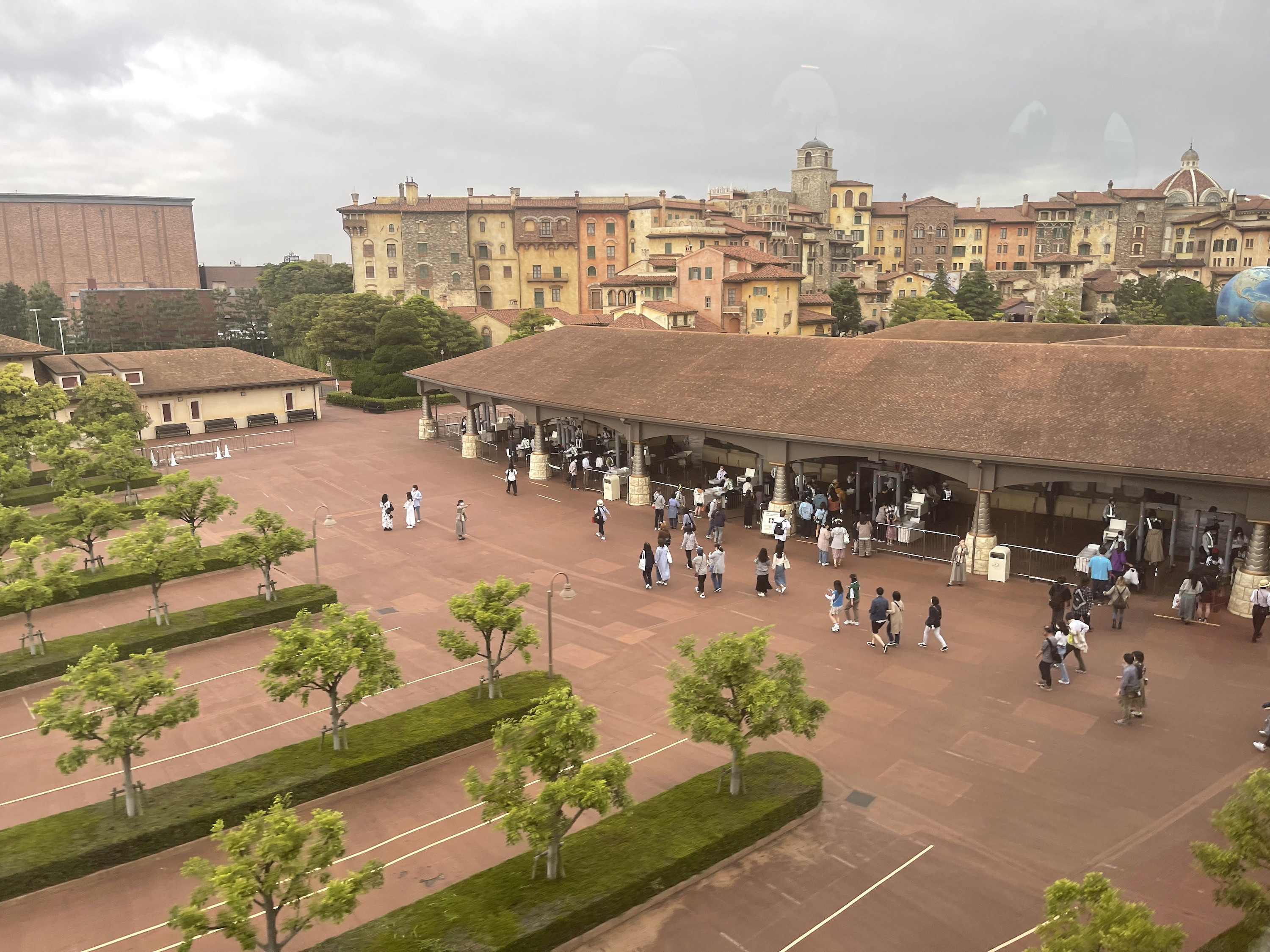 ディズニーシーのエントランスの様子 キャステル Castel ディズニー情報