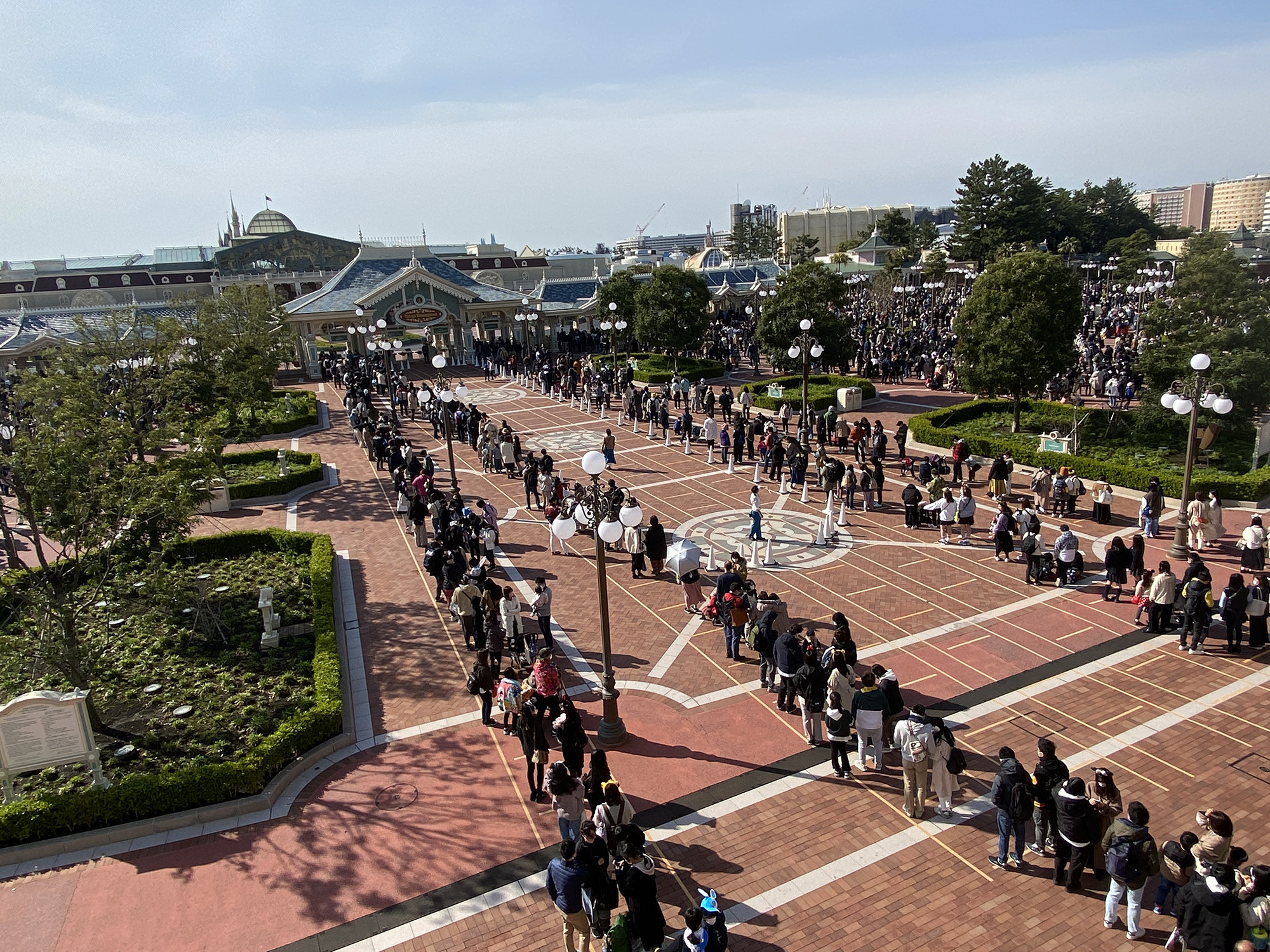 最新 ディズニーが入場制限中 4月から1日 000人以下に緩和 まん防期間中は原則5 000人へ