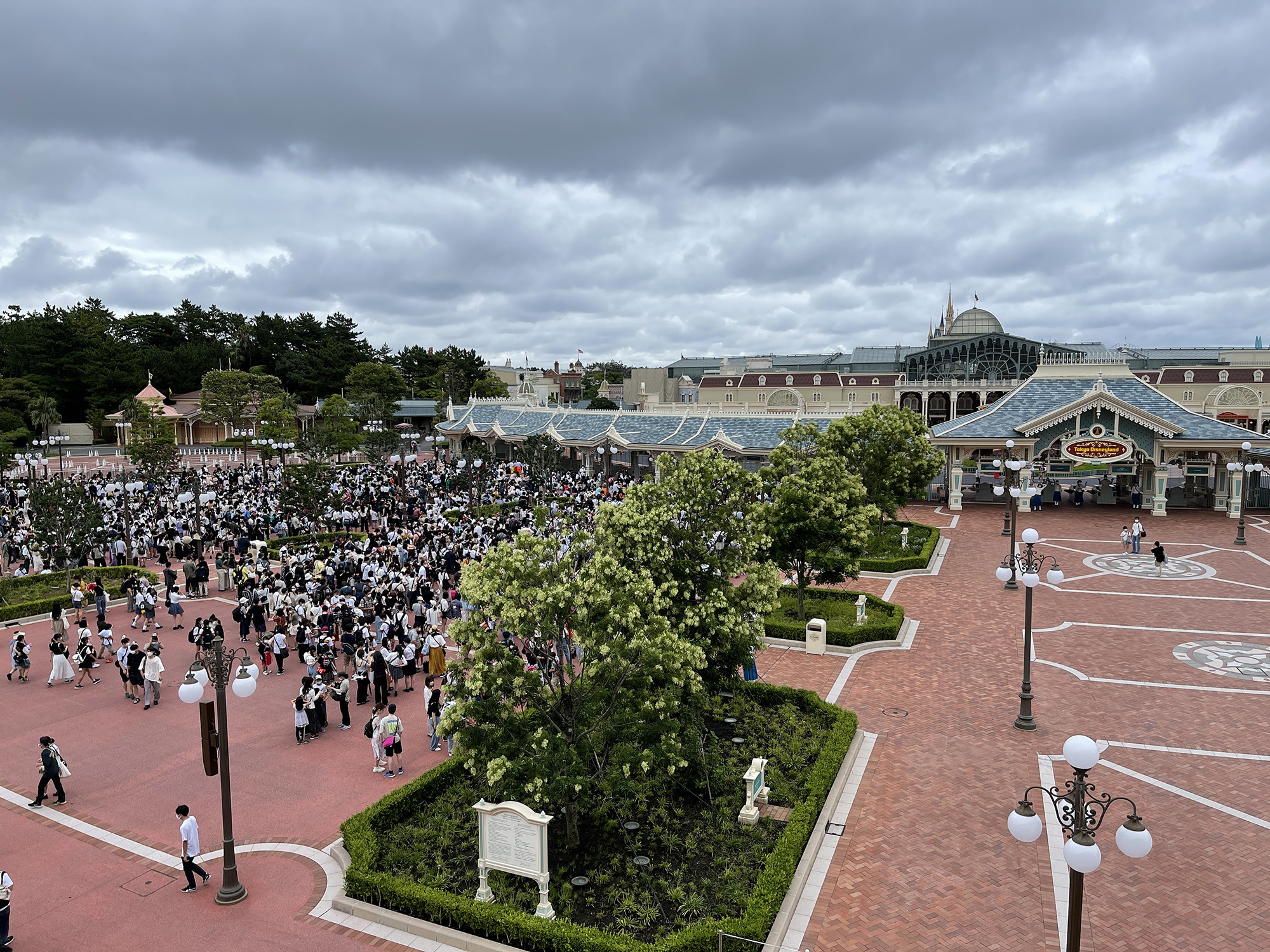 ディズニーは入場制限を設けて運営中 キャステル Castel ディズニー情報