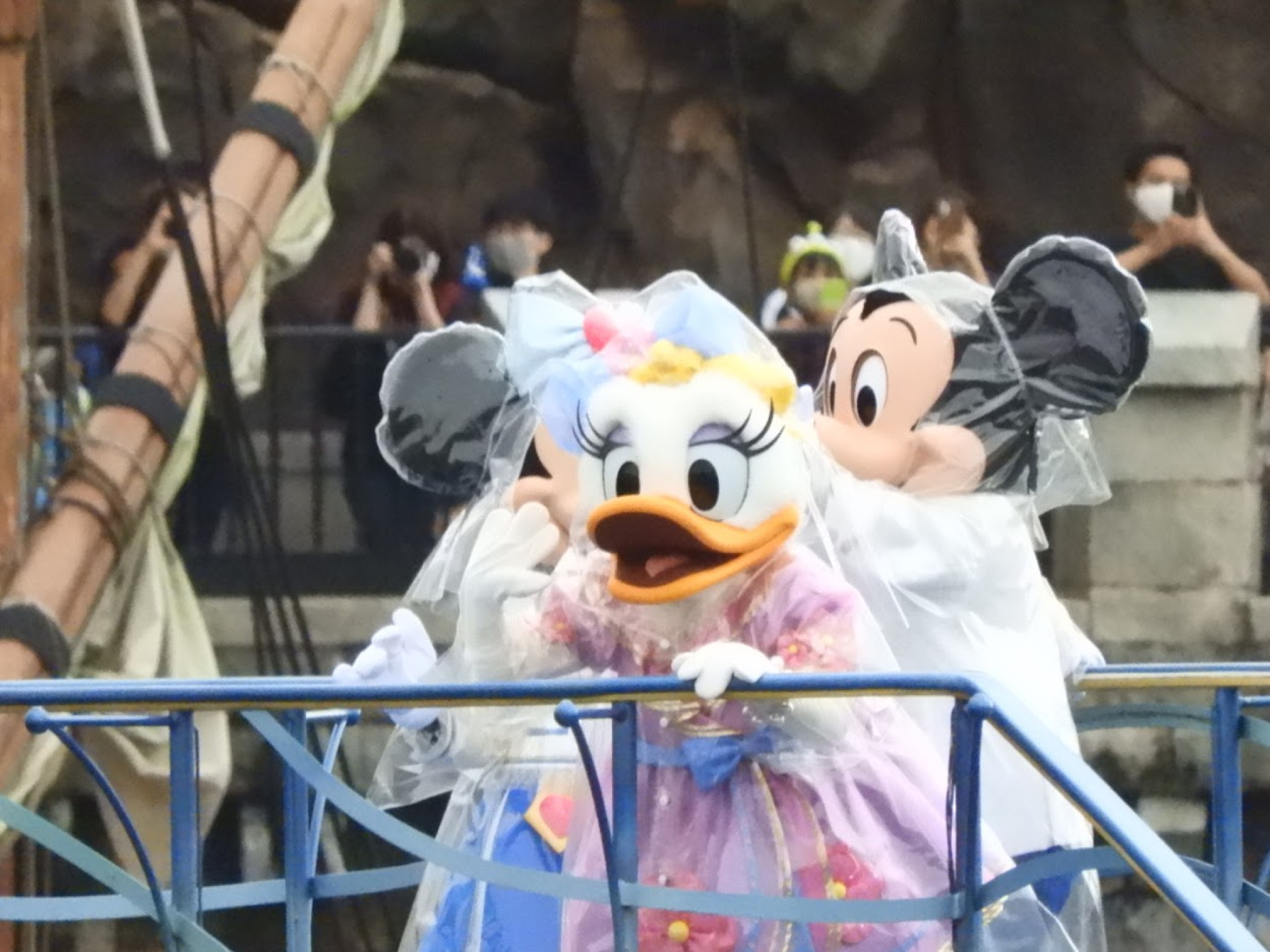 雨の日仕様のデイジー キャステル Castel ディズニー情報