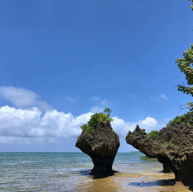 鍾乳洞に隣接するビーチ 