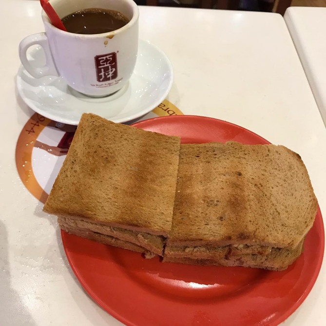 薄切りトーストのヤクンカヤトースト