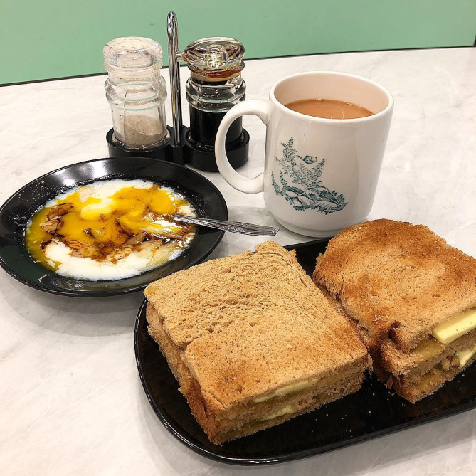 バターたっぷりのカヤトースト