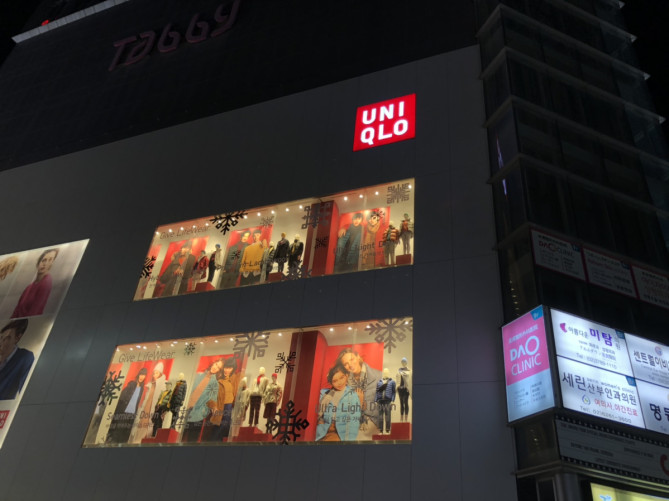 明洞の駅前にあるユニクロ