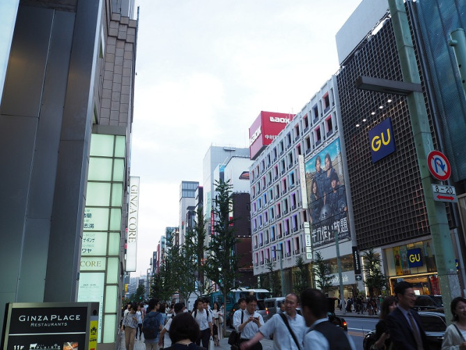 大勢の人が行きかう町・銀座