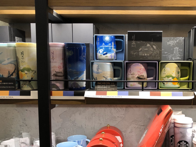 仁川空港のスタバのグッズコーナー