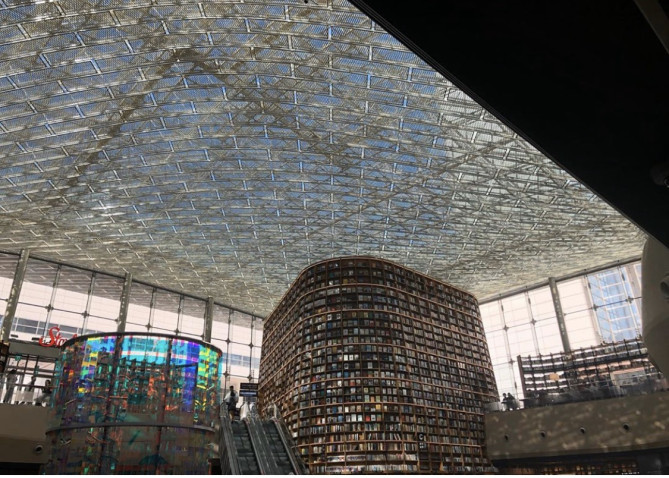 セントラルプラザにある大型図書館