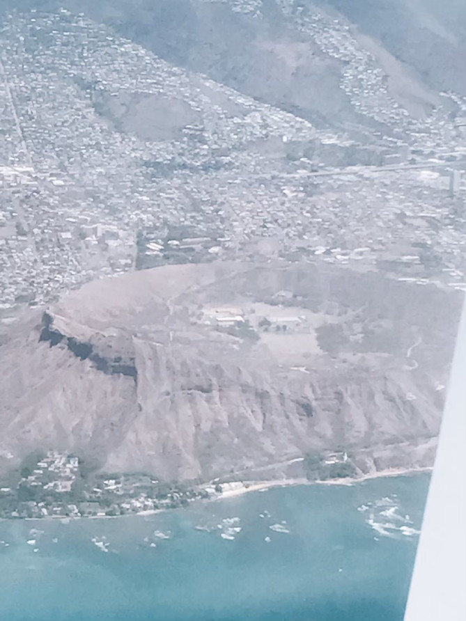 ダイヤモンドヘッドを上空から撮影