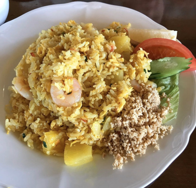 カフェくるくまのパイナップルチャーハン