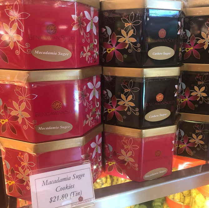 お土産に人気の缶入りクッキー