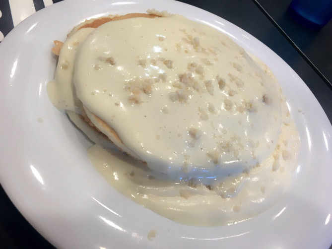 「ブーツ＆キモズ」のマカダミアナッツソースパンケーキ