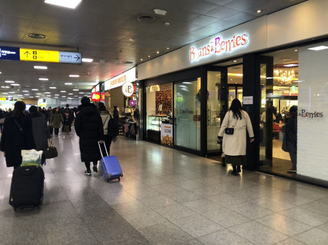 駅構内にならぶショップの数々