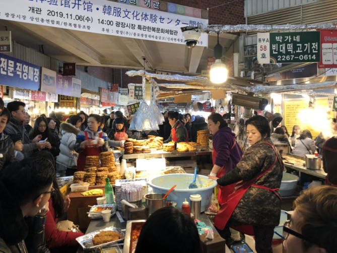 週末の広蔵市場の様子