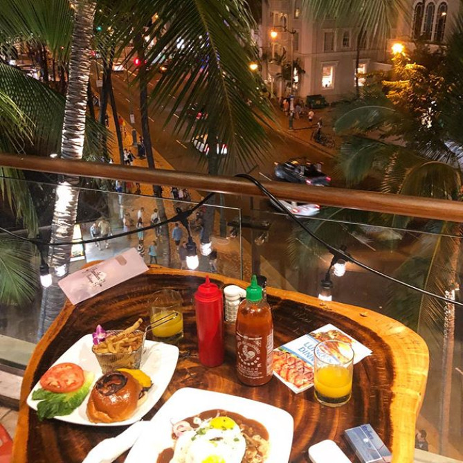 ワイキキの街を眺められる「Shore fyre」