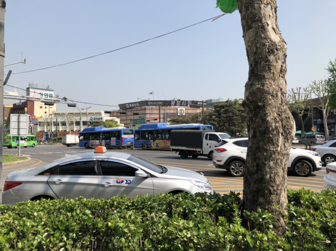 片言の日本語で声をかけてくる運転手に注意