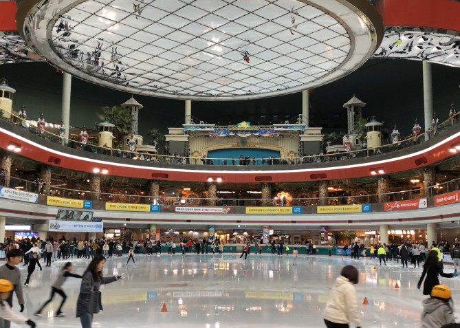 室内スケートリンクでスケートを楽しむ人々