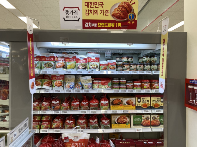 韓国マートのキムチコーナー